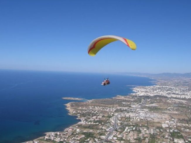 Paragliding_pensionar_norra_cypern_sthilarion