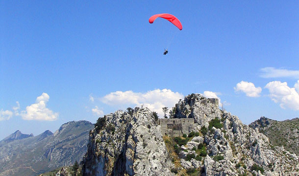 Paragliding_pensionar_norra_cypern_sthilarion_